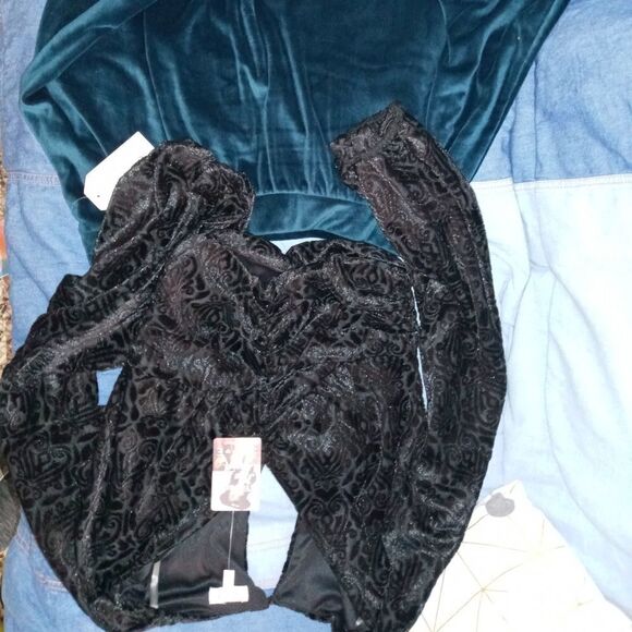 Velvet top (no measurements sorry) - Picture 13 of 16